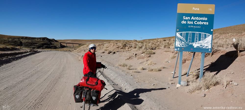 Cycling Ruta 40 von Susques to San Antonio de los Cobres.   