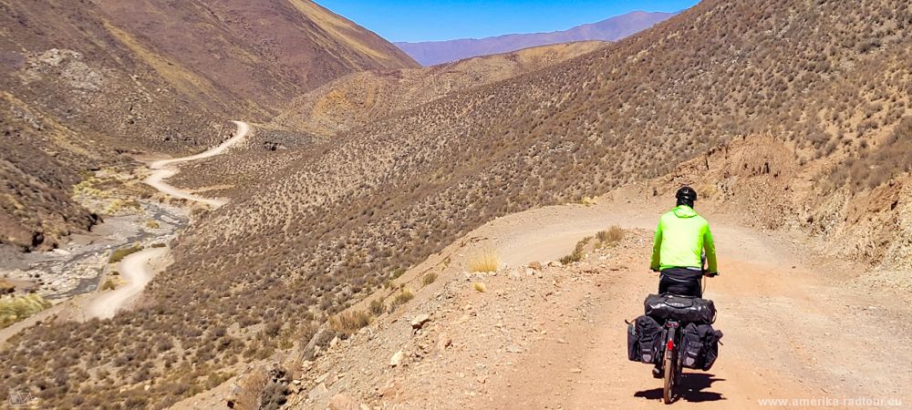 Mit dem Fahrrad von über die Ruta40 von San Antonio de los Cobres nach La Poma.  